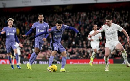 O Liverpool bateu duas vezes tarde para vencer o Arsenal no Emirates Stadium e chegar à quarta rodada da FA Cup.
