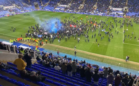 Reading vs Port Vale ABANDONADO após invasão caótica de arremesso como declaração de lançamento da EFL