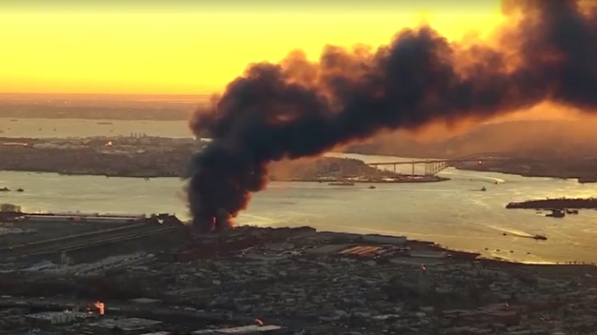 Grande incêndio deflagra em zona industrial de New Jersey