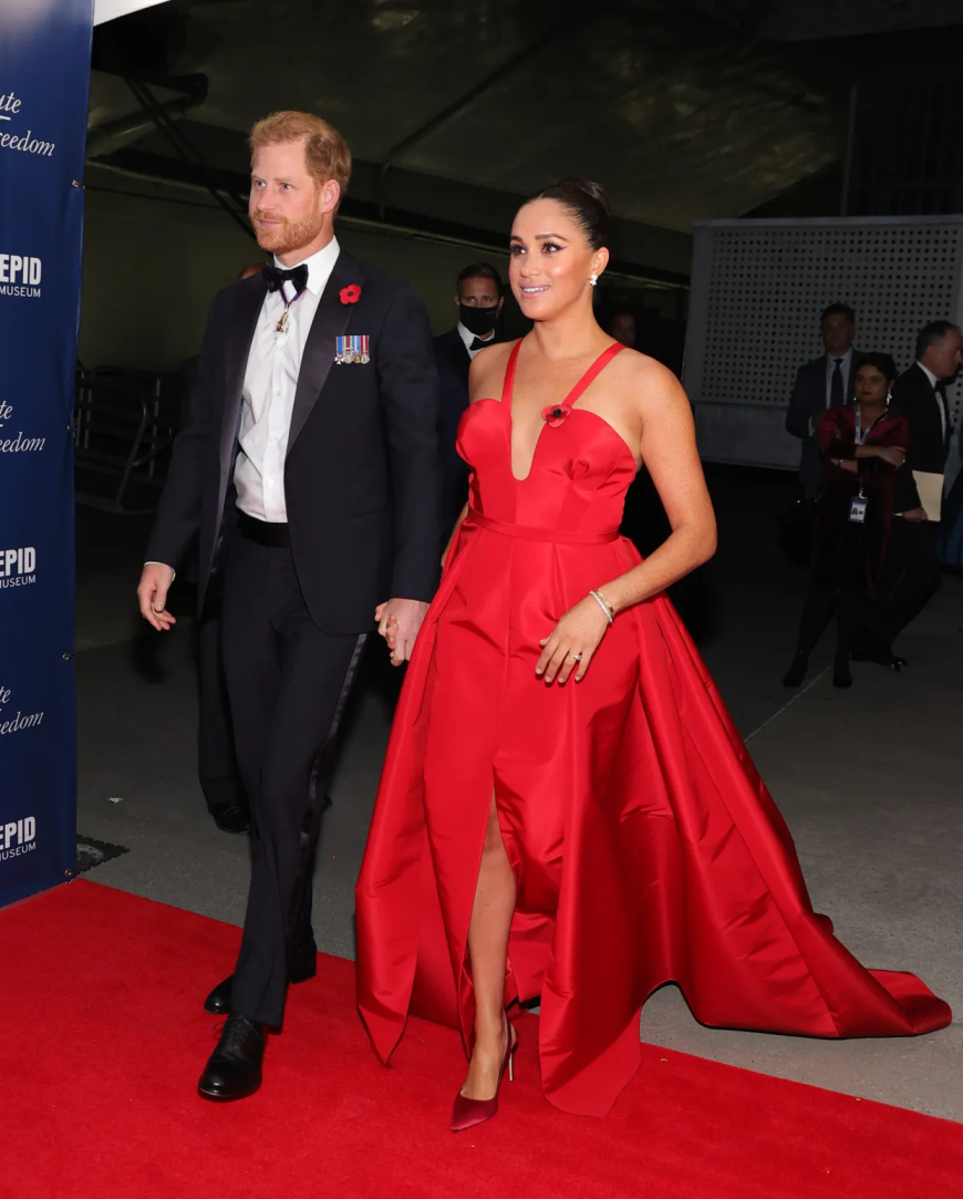 Meghan Markle faz uma aparição surpresa sem Harry em Los Angeles - como casal 'vive vidas separadas e está se afastando'